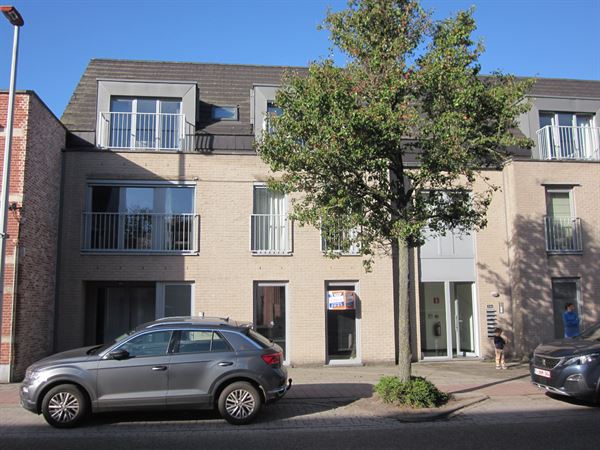 RECENT GELIJKVLOERS APPARTEMENT MET GARAGE
