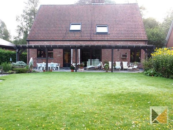 Ruime stijlvolle villa midden groen