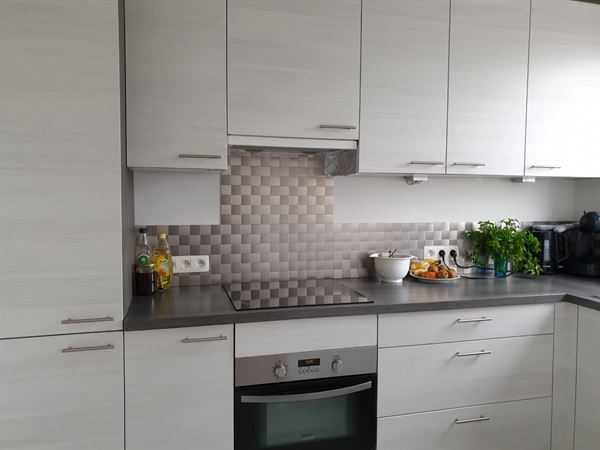 Appartement gelegen op de 2e verdieping met 2 slaapkamers en een aparte garagebox in de rustige "bomenwijk" te Hoevenen.
