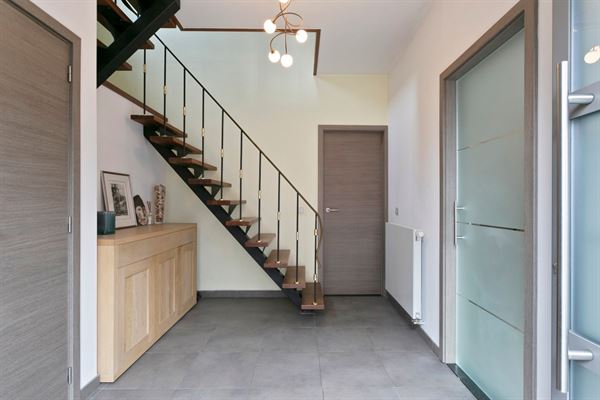 Grote half-open bebouwing met 4 slaapkamers uitgerust met alle comfort!