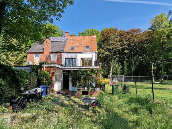 Te renoveren woning in het groen te Brasschaat
