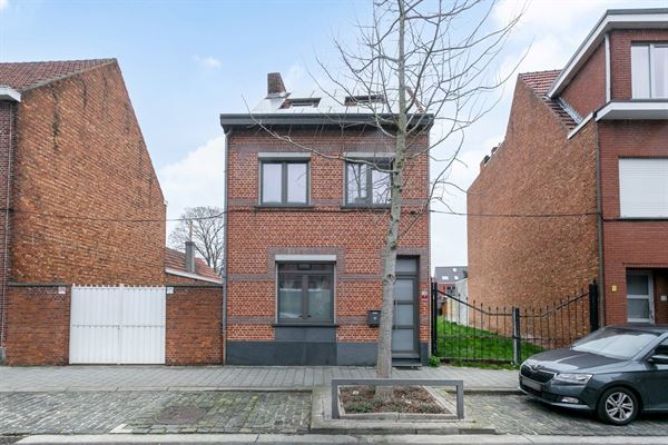 Leuke ruime starterswoning met tuin te Ekeren-centrum