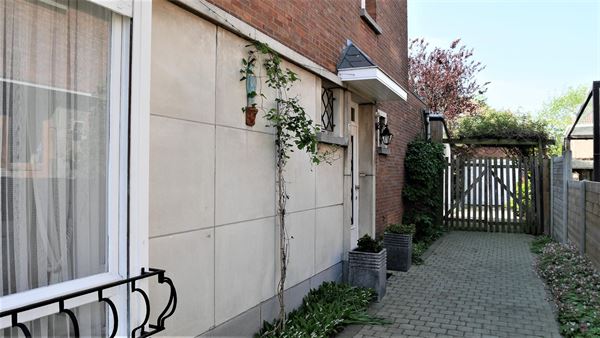 Ruime charmante halfopen bebouwing op uitstekende ligging