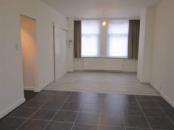 Gezellige rijwoning met zij-ingang.