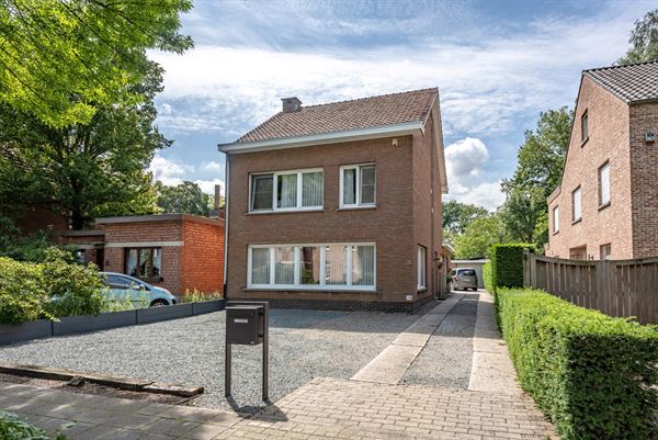 Ruime woning met zwembad en parktuin in centrum Brasschaat