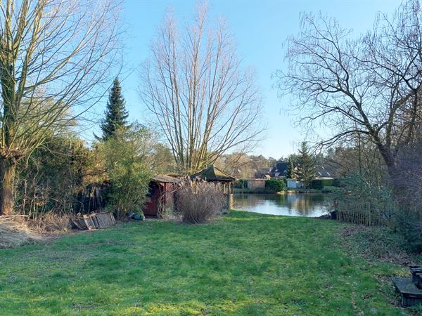 Vrijstaande woning in Nieuw Rommersheide met zicht op (deels eigen) vijver