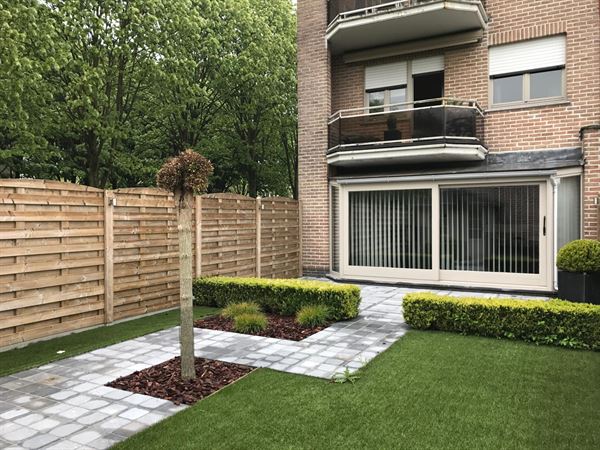 PRACHTIG GELIJKVLOERS APPARTEMENT MET TUIN EN DUBBELE GARARAGE
