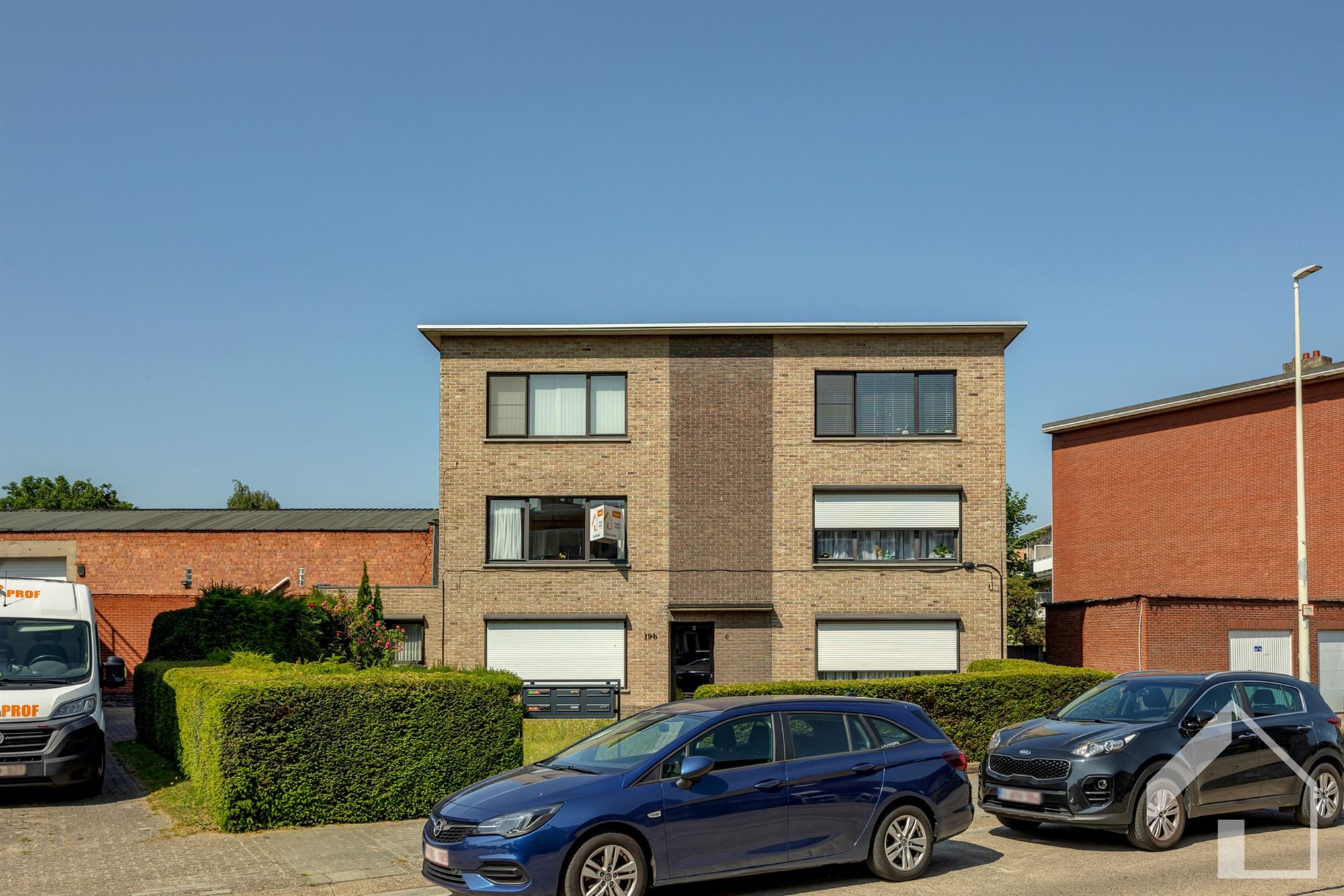 Ruim appartement op de 1e verdieping met garagebox