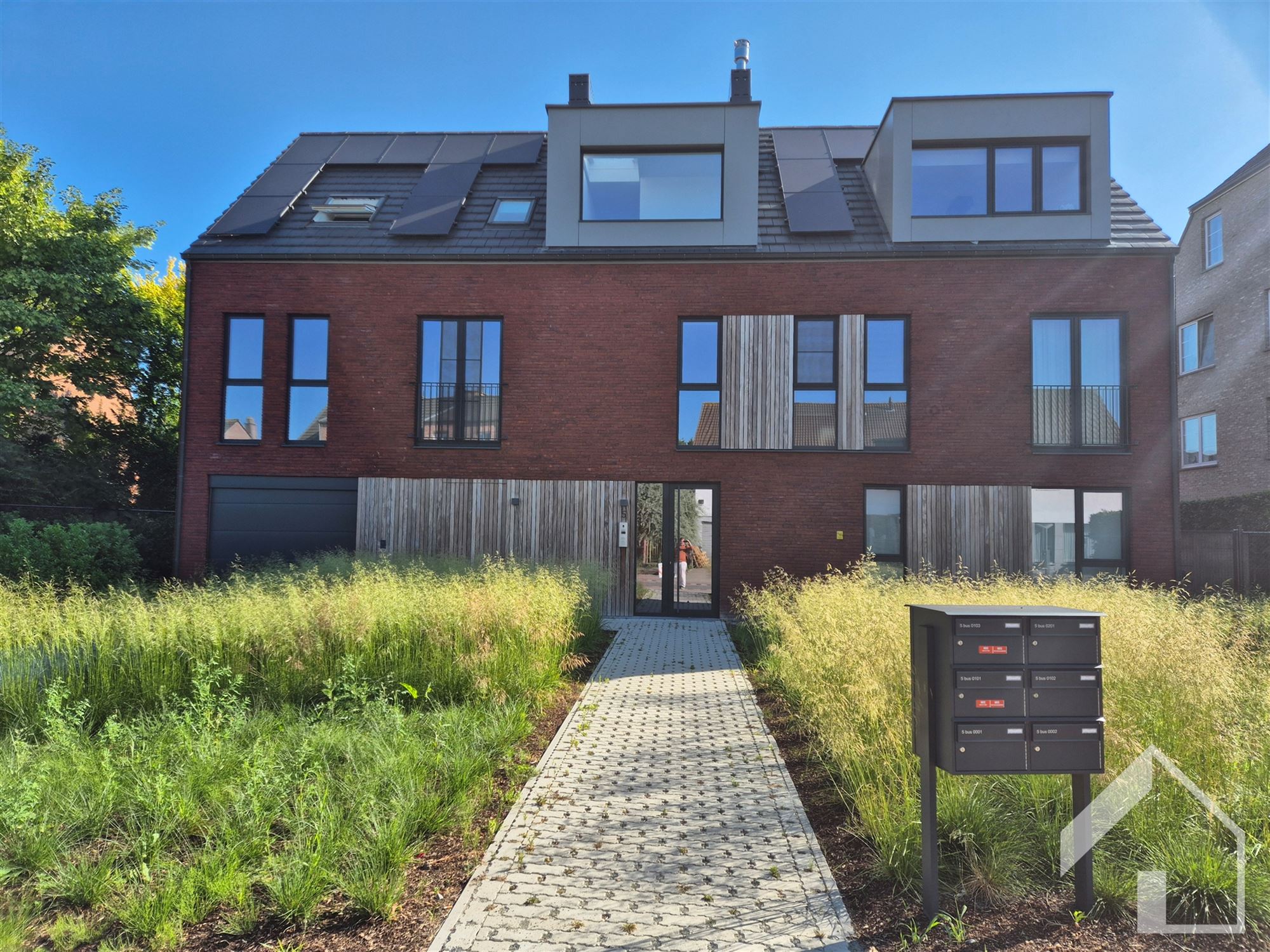 Nieuwbouwappartement op 1e verdieping met lift, 2 slaapkamers, autostaanplaats en kelder