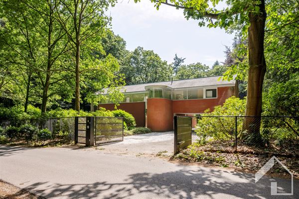 Villa met zwembad in het groen