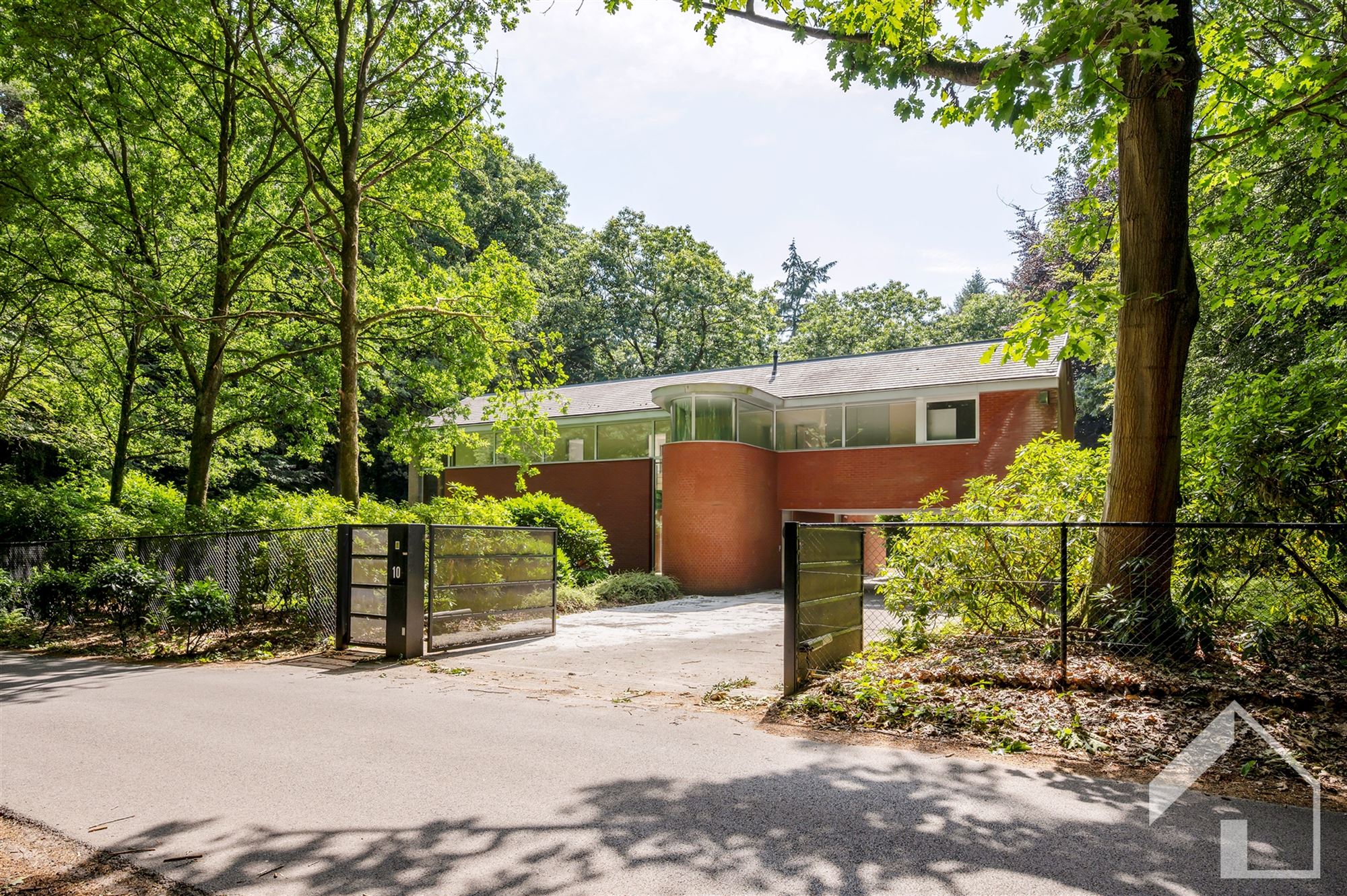 Villa met zwembad in het groen