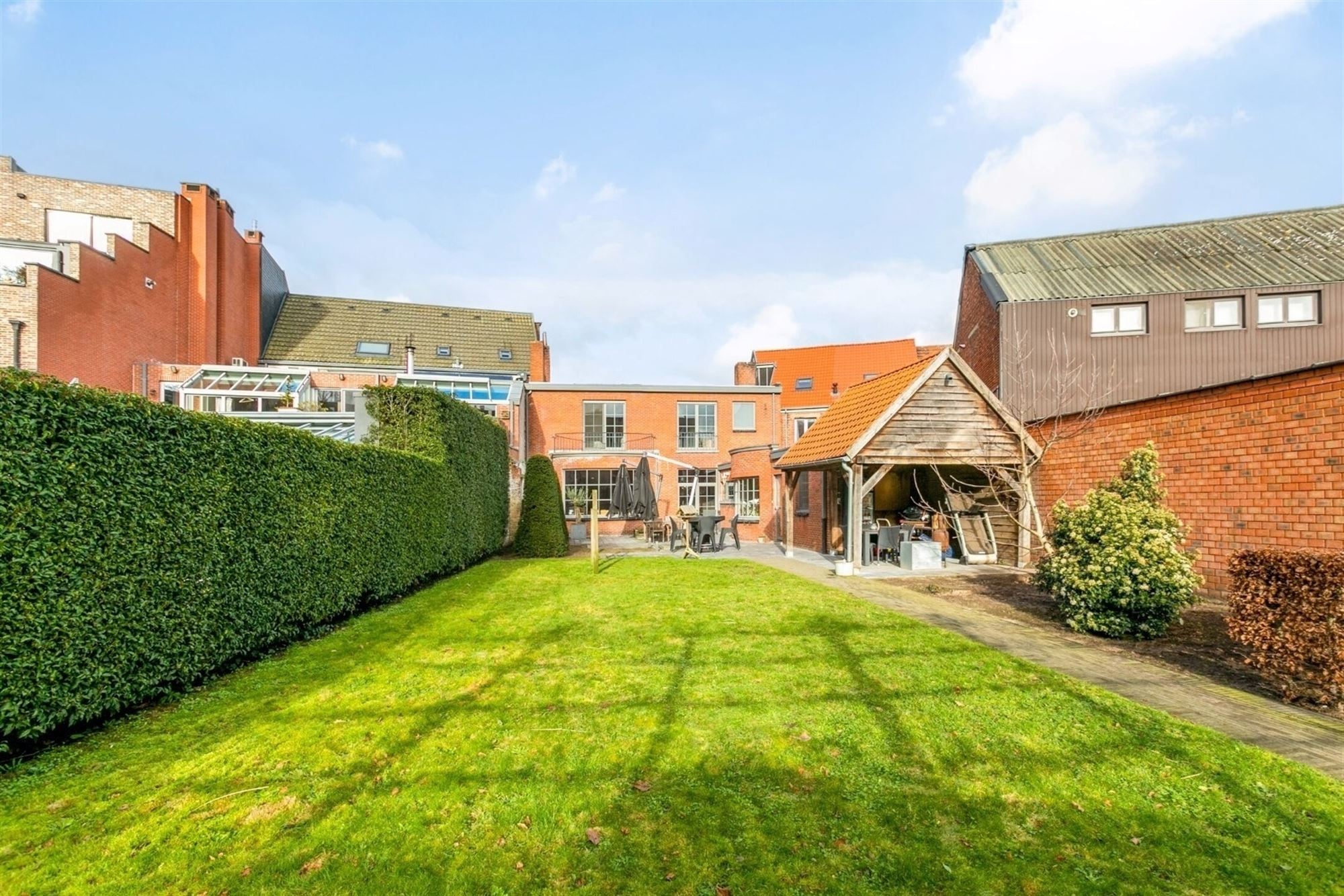 Karaktervolle woning in centrum Essen met prachtige tuin, 4 slaapkamers en commerciële ruimte