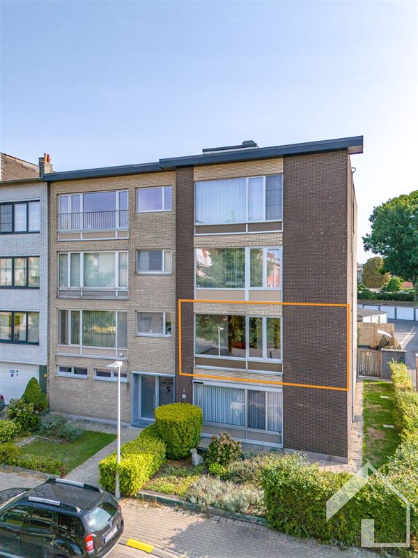 Ruim op te frissen 3-slaapkamerappartement met garage