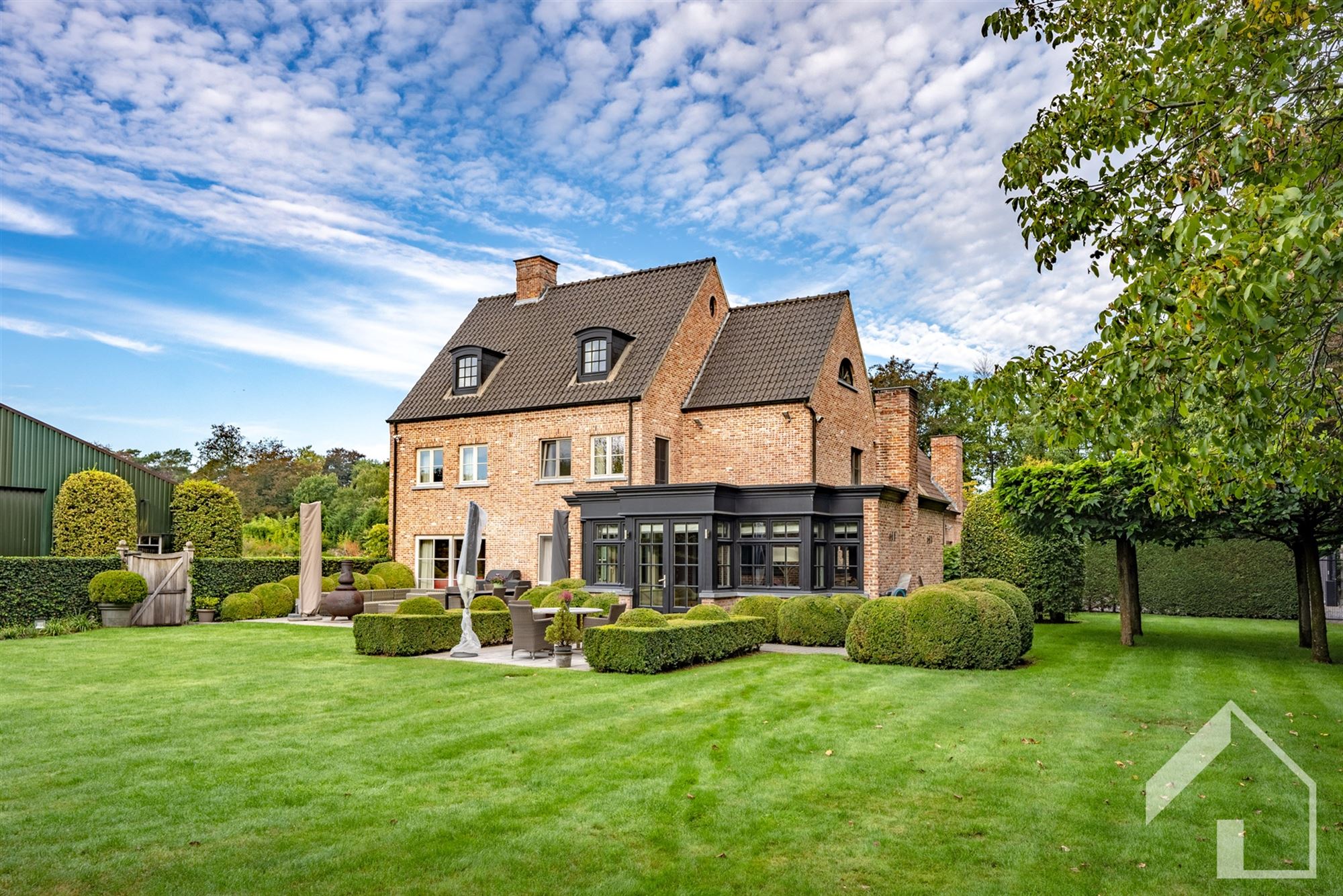 Exclusieve villa met loods, prachtige tuin en topafwerking op ruim 7.400 m²