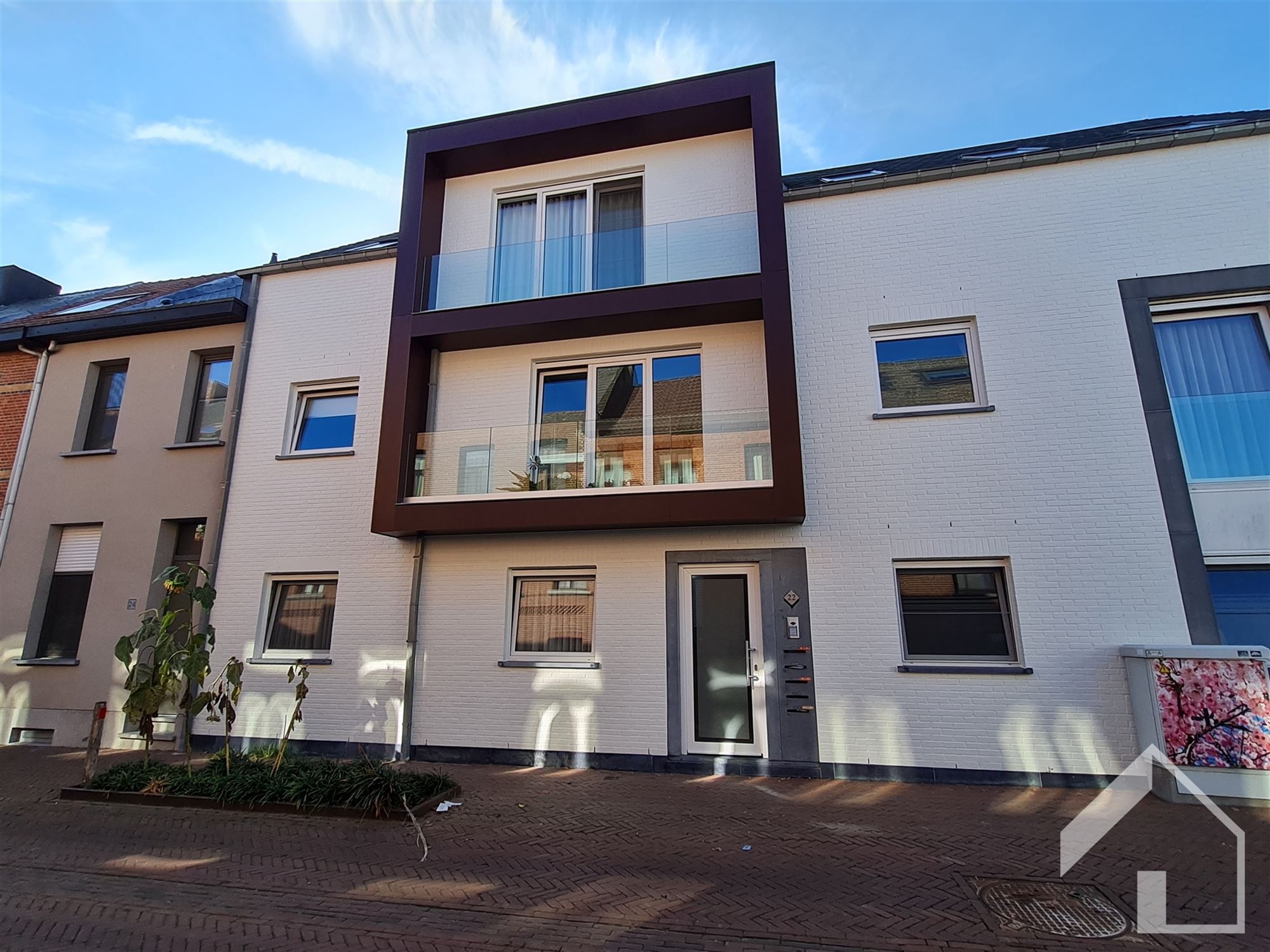 Gelijkvloers appartement met tuin en garage