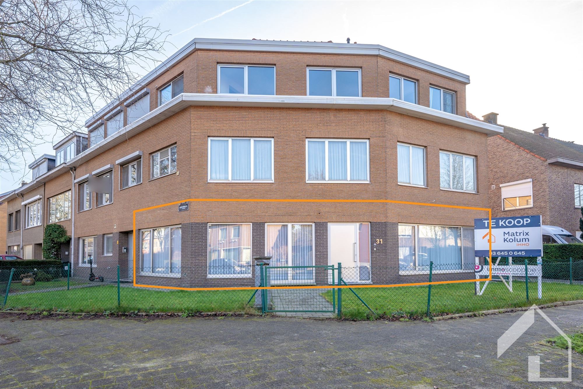 Ruim gelijkvloers appartement met garage en oprit