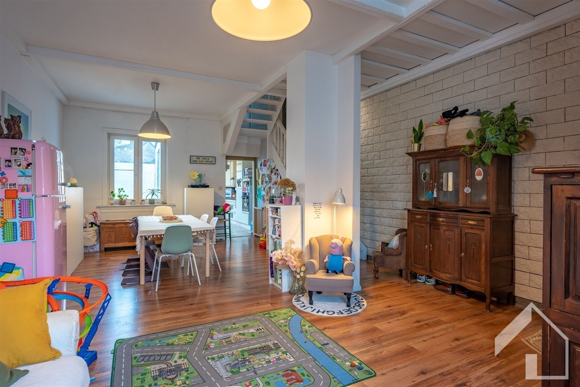 Ruime woning met 4 slaapkamers in rustige straat