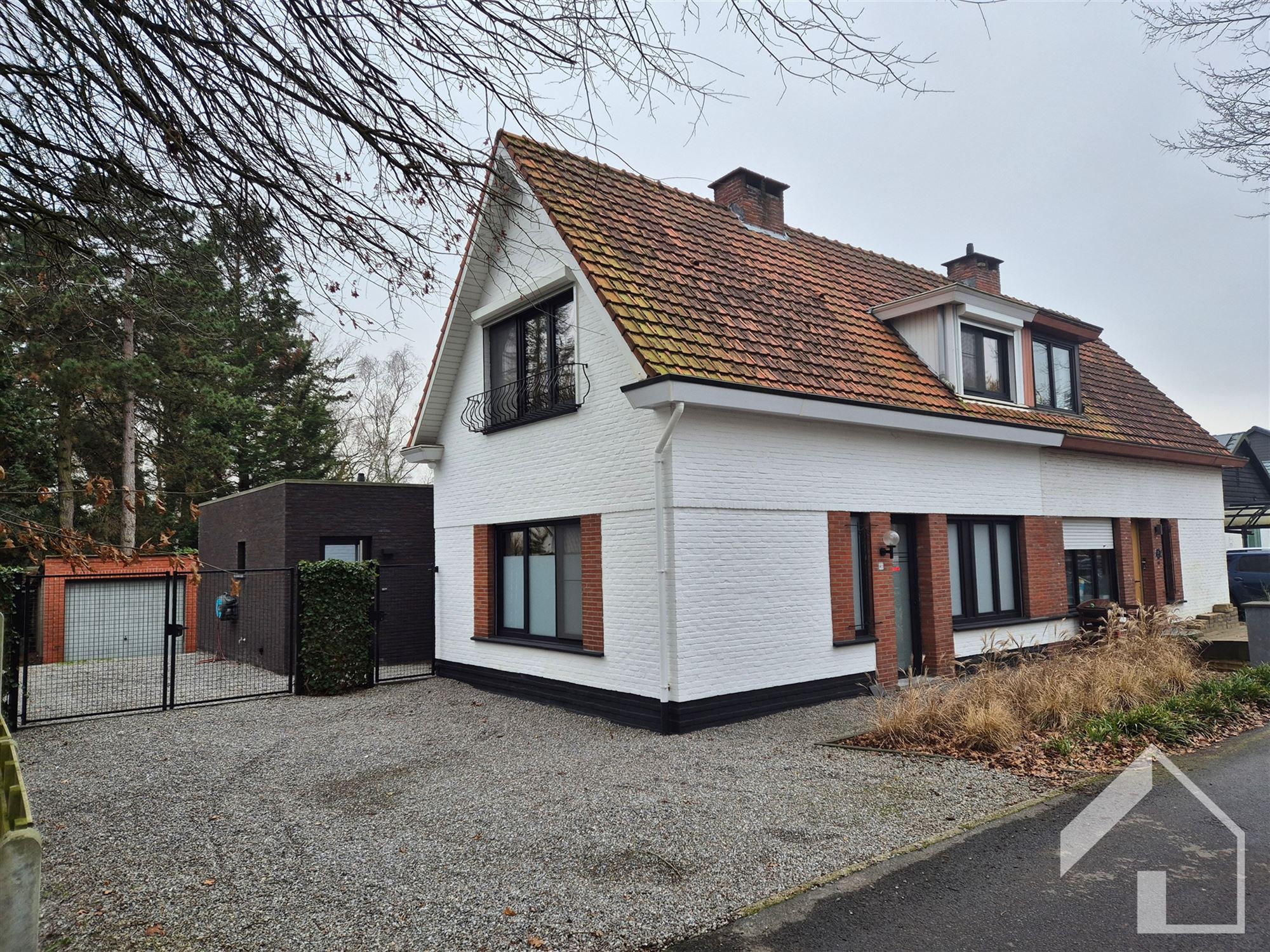 Lichtrijke huurwonig met leuke tuin, terras,oprit en 3 ruime slaapkamers nabij het centrum van Maria-ter-heid (Brasschaat)
