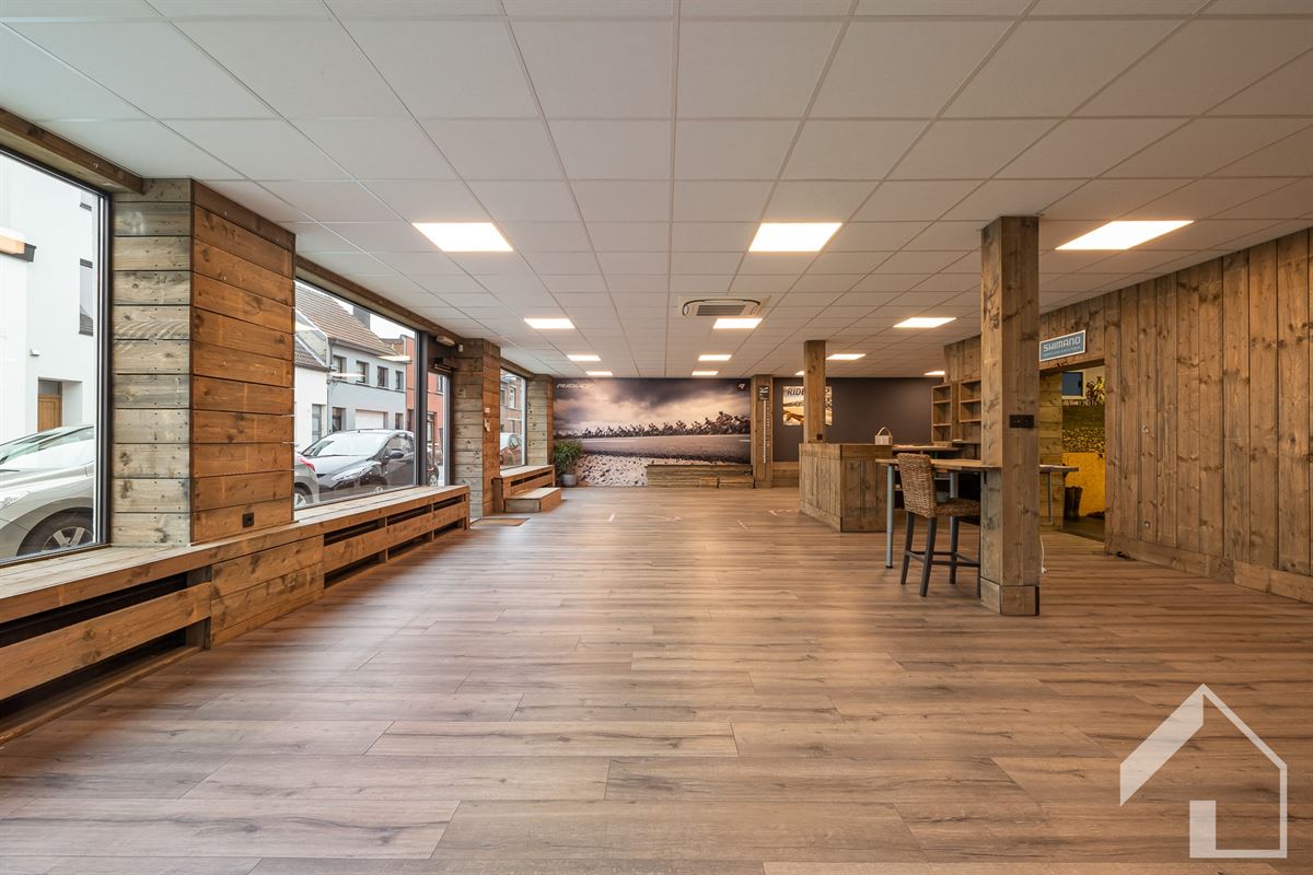 Gelijkvloers handelspand (300m2) + groot gerenoveerd appartement van 137m2