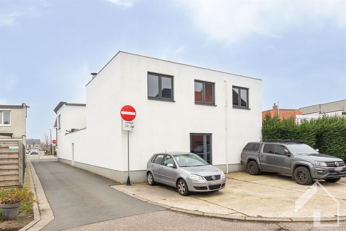 Gelijkvloers handelspand (300m2) + groot gerenoveerd appartement van 137m2