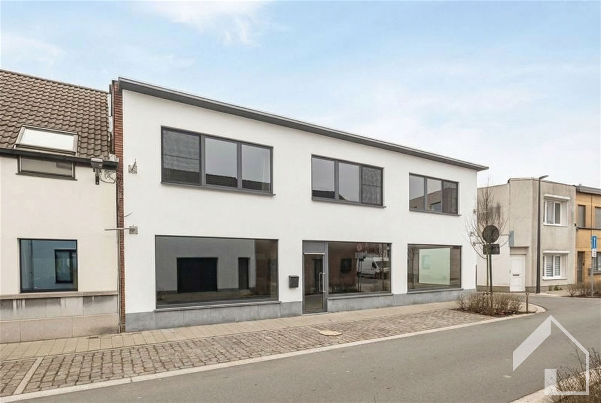 Gelijkvloers handelspand (300m2) + groot gerenoveerd appartement van 137m2