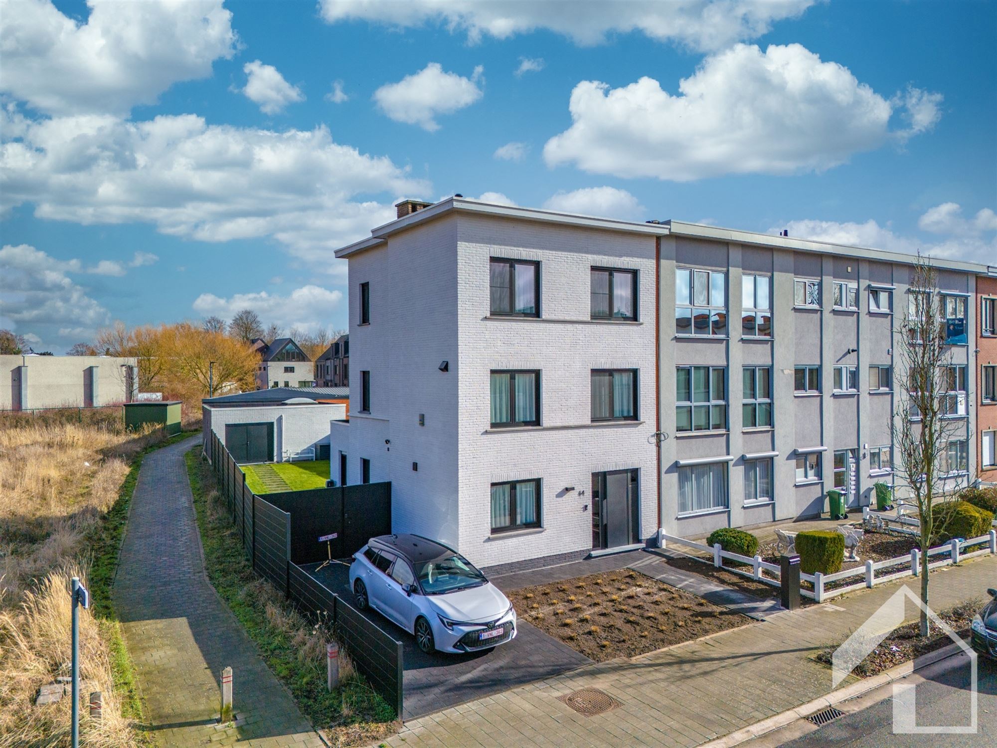 TOTAAL gerenoveerde halfopen bebouwing