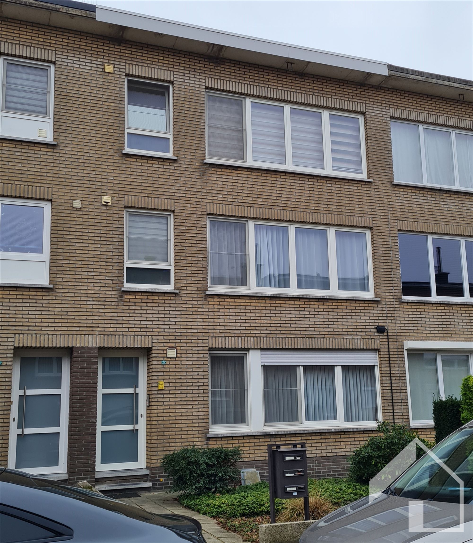 Opbrengsteigendom bestaande uit 3 appartementen met 2 slk.