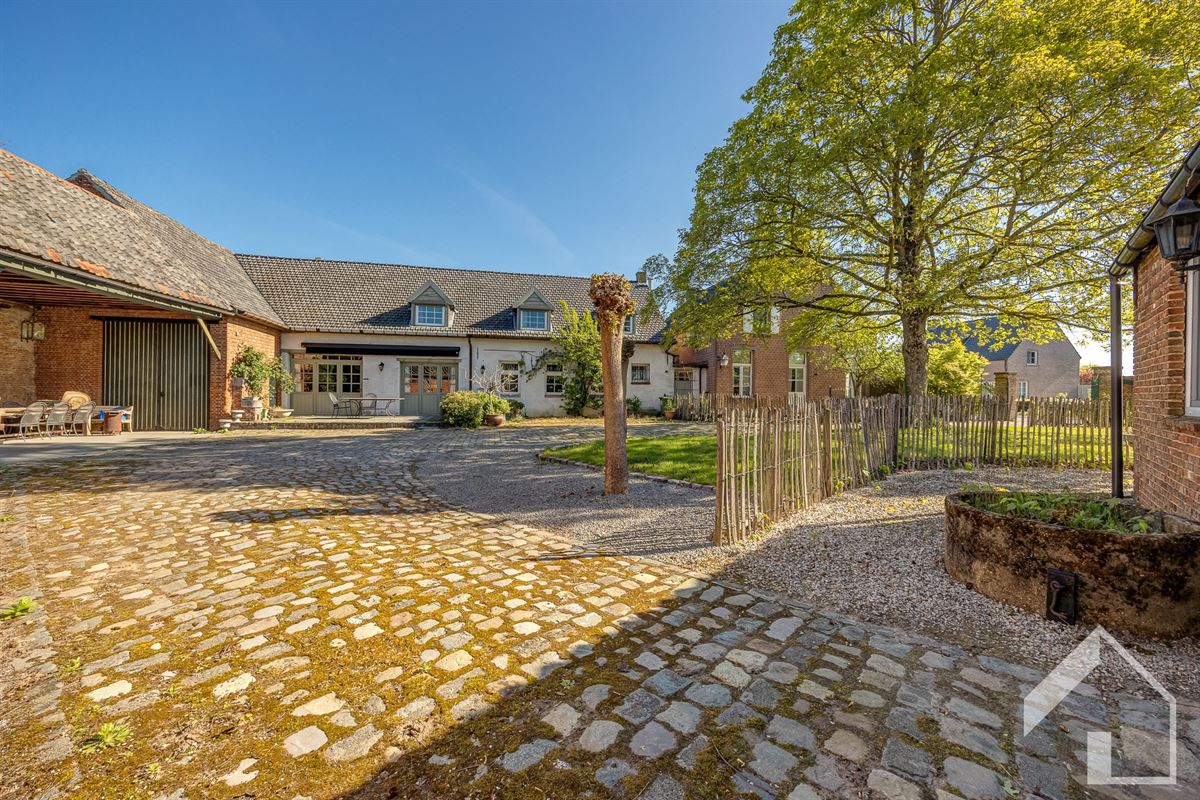 Unieke hoeve bestaande uit 2 individuele woningen en atelier