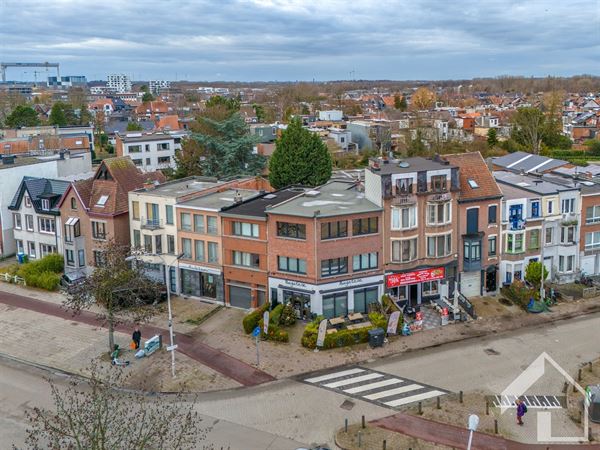 Gelijkvloers handelspand met 2 appartementen