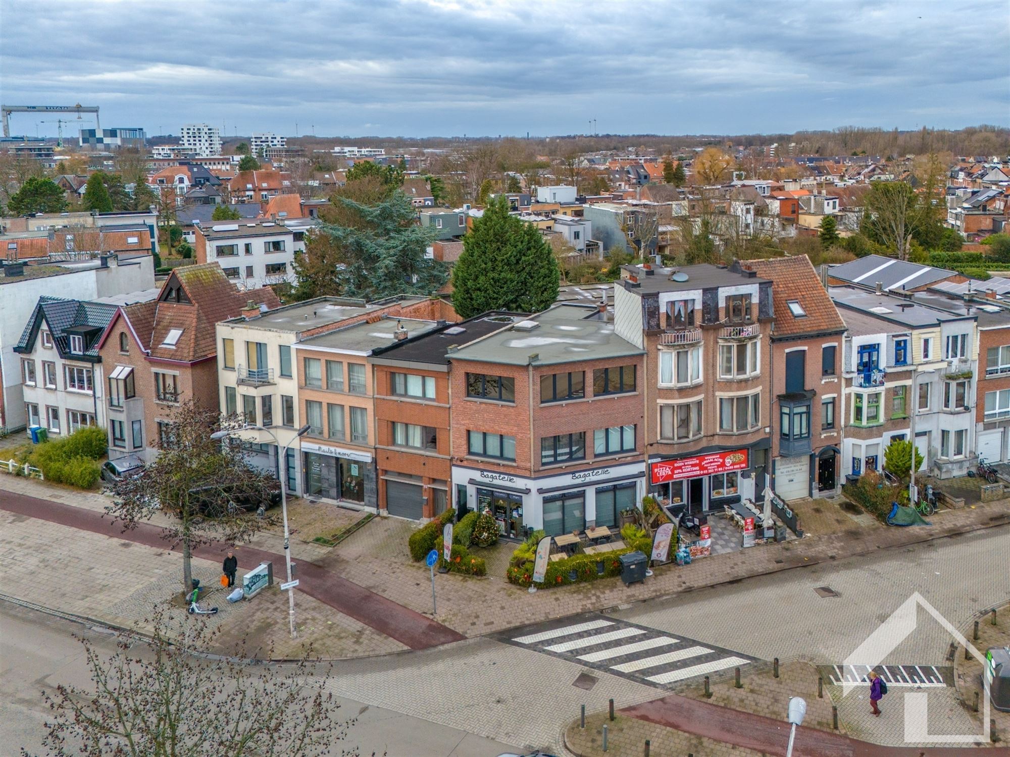 Gelijkvloers handelspand met 2 appartementen