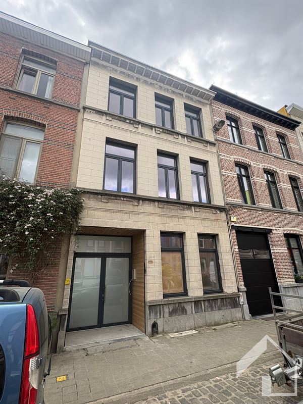 Ruim gelijkvloers 1 slaapkamerappartement met atelier
