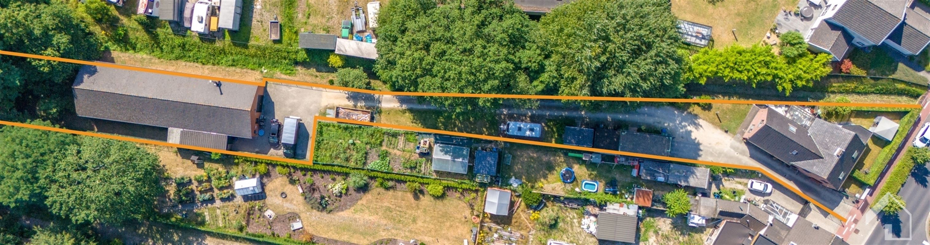 Woonhuis met garage en achterliggend magazijn (300m²)