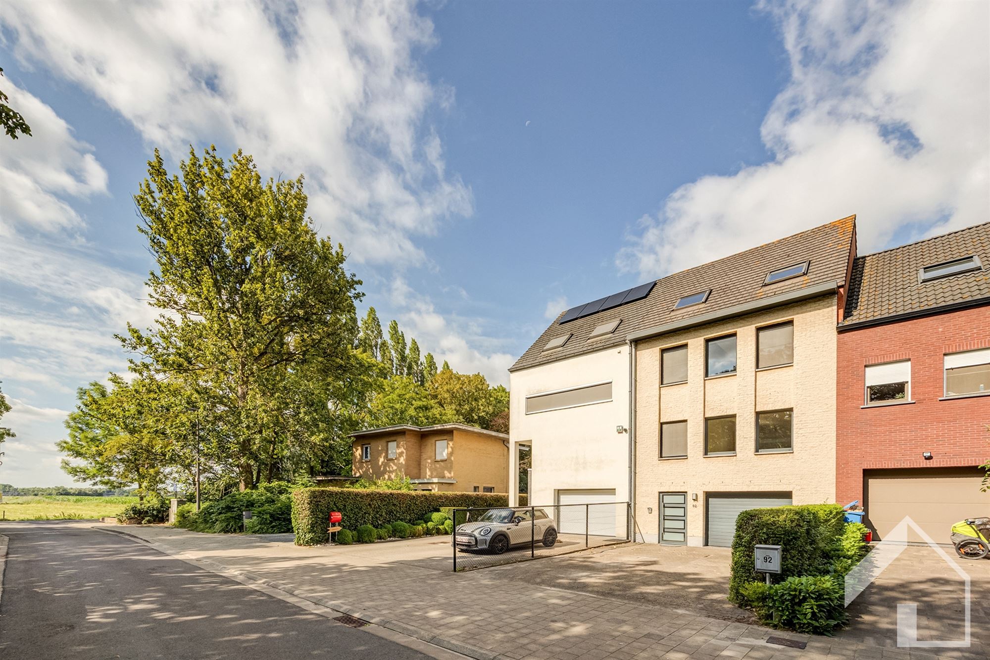 Ruime gezinswoning met 5 slaapkamers, leuke tuin, handige dubbele oprit met garage