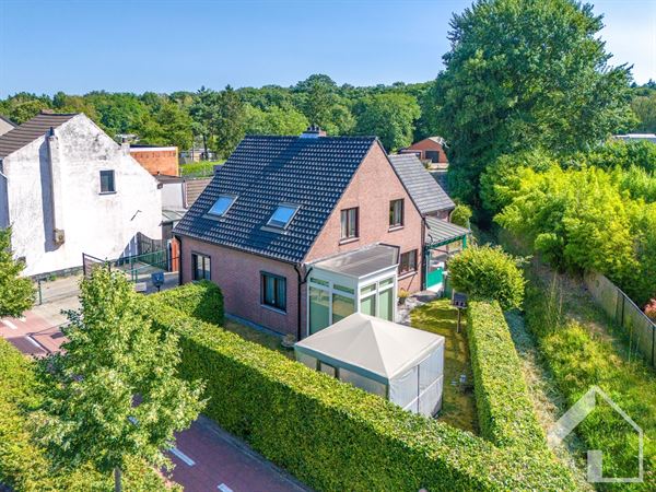 Woonhuis met garage en achterliggend magazijn (300m²)
