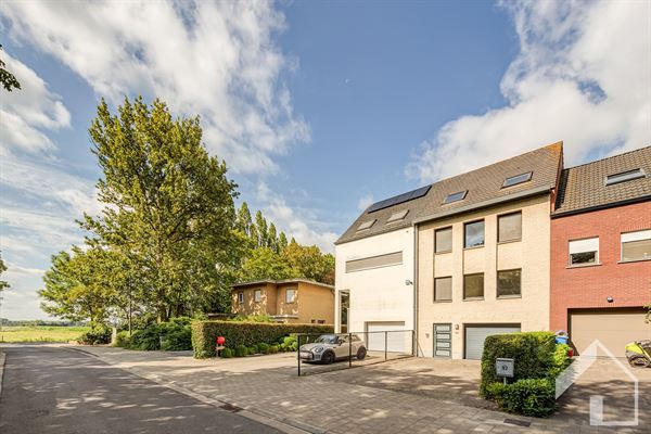Ruime gezinswoning met 5 slaapkamers, leuke tuin, handige dubbele oprit met garage