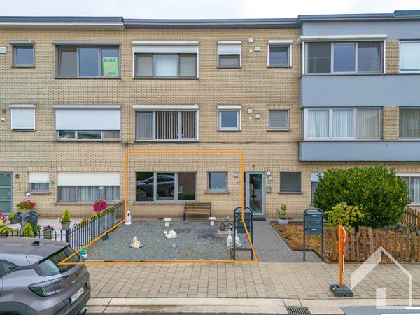 Totaal gerenoveerd gelijkvloersappartement met 2 slaapkamers en garagebox