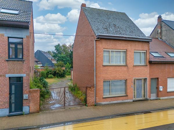 Op te frissen half-open gezinswoning met 3 slaapkamers en een ruime zolder