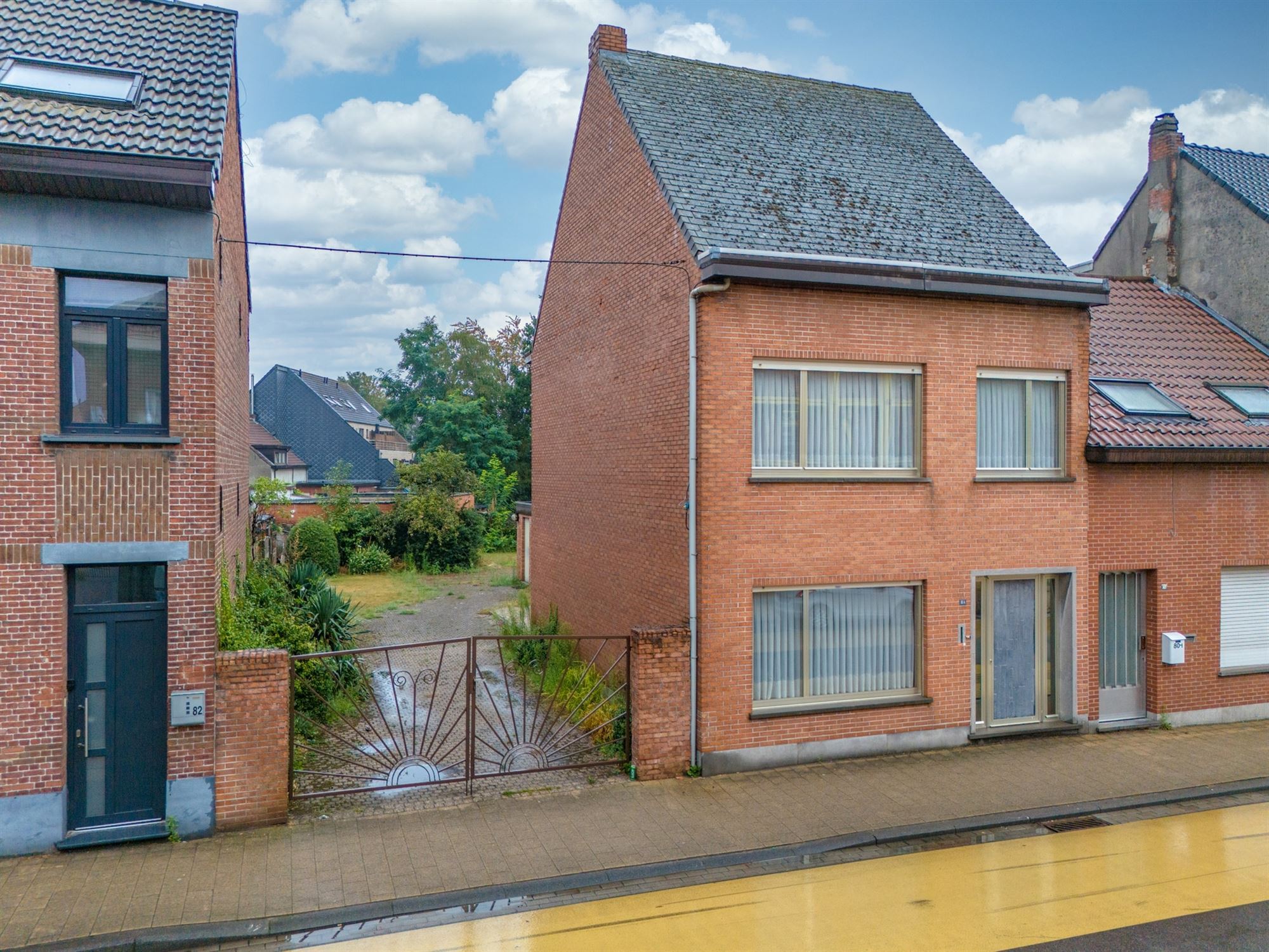 Op te firssen half-open gezinswoning met 3 slaapkamers en een ruime zolder