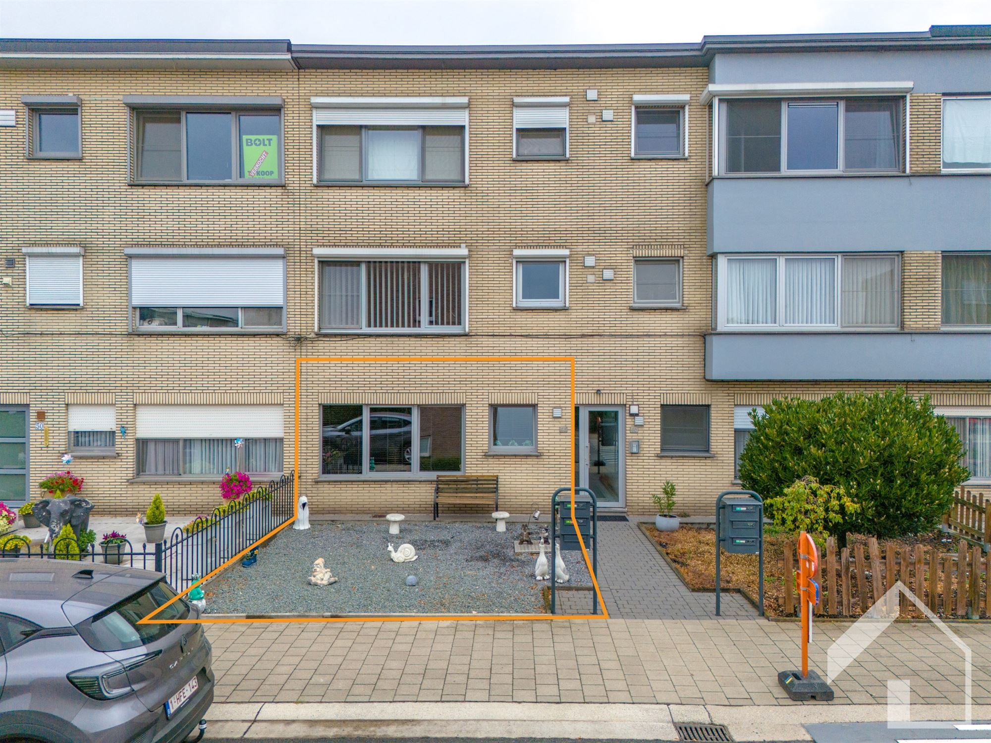 Totaal gerenoveerd gelijkvloersappartement met 2 slaapkamers en garagebox