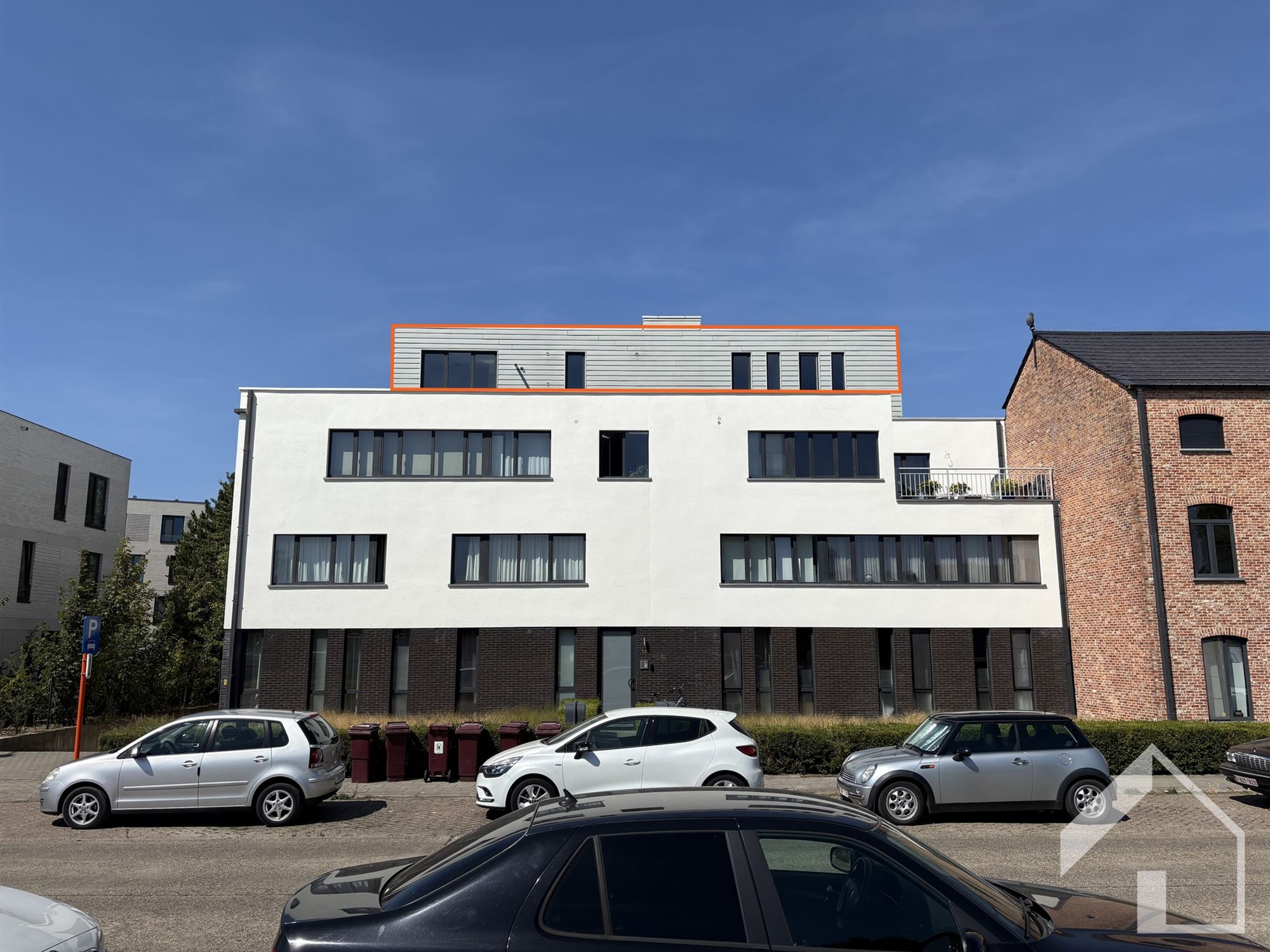 Ruim dakappartement met 3 slaapkamers, garage en groot terras in Schoten