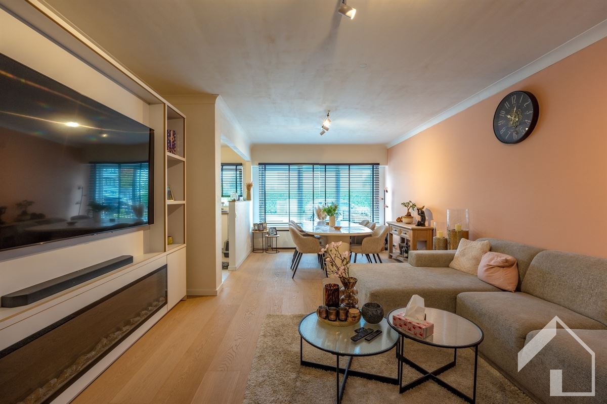 Totaal gerenoveerd gelijkvloersappartement met 2 slaapkamers en garagebox