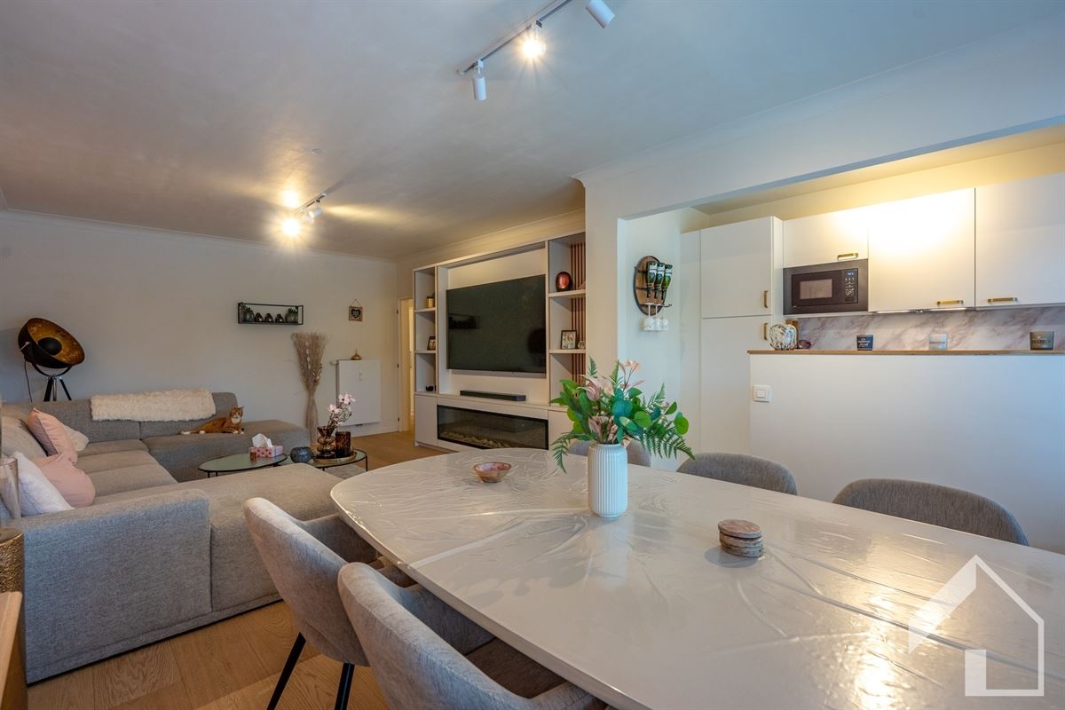 Totaal gerenoveerd gelijkvloersappartement met 2 slaapkamers en garagebox
