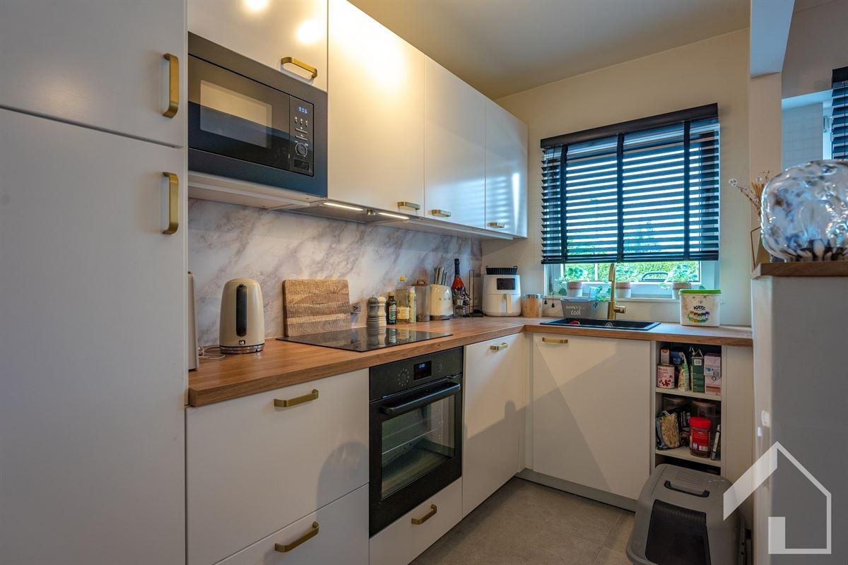 Totaal gerenoveerd gelijkvloersappartement met 2 slaapkamers