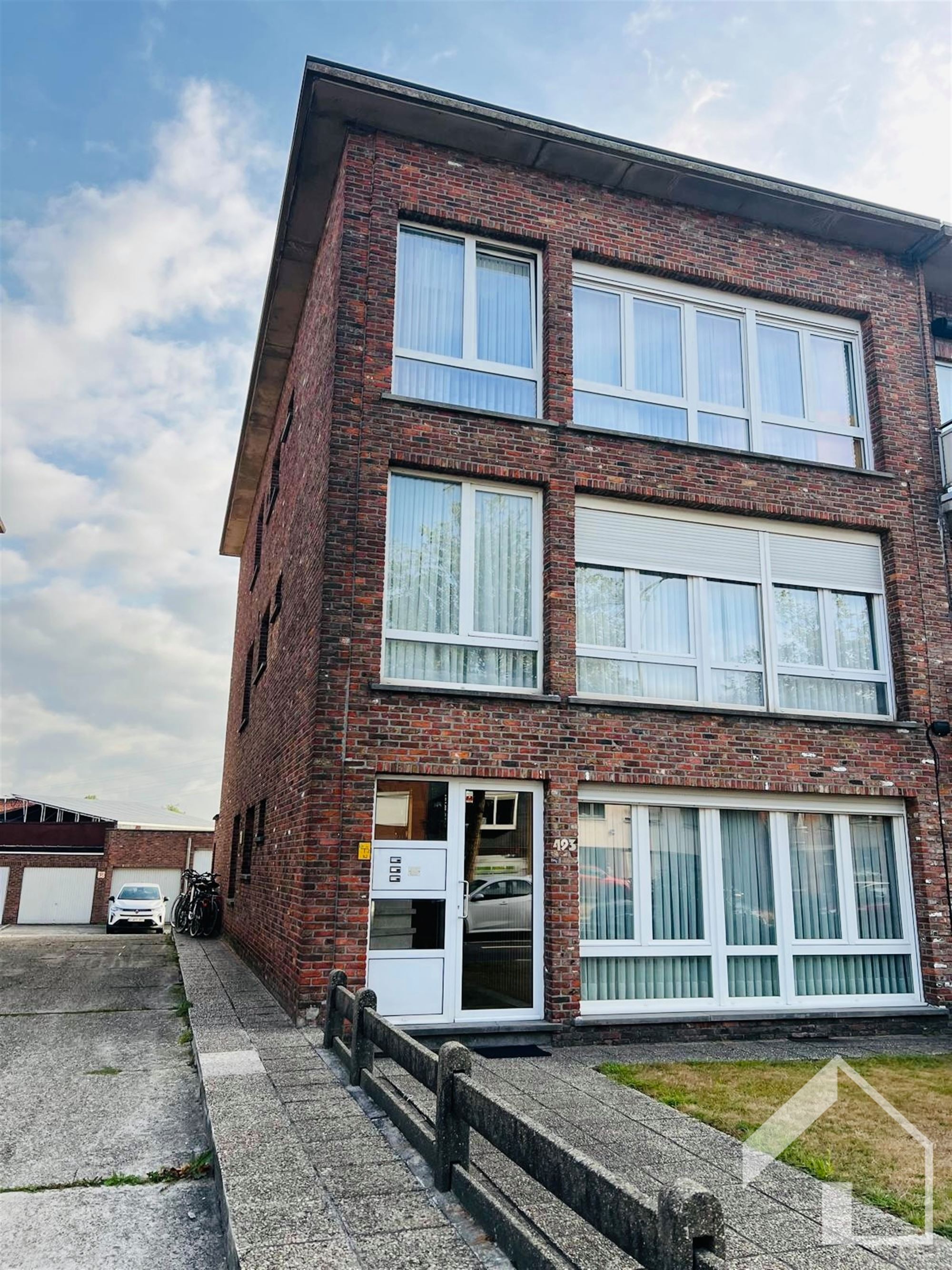 Te moderniseren GLVL appartement met garagebox