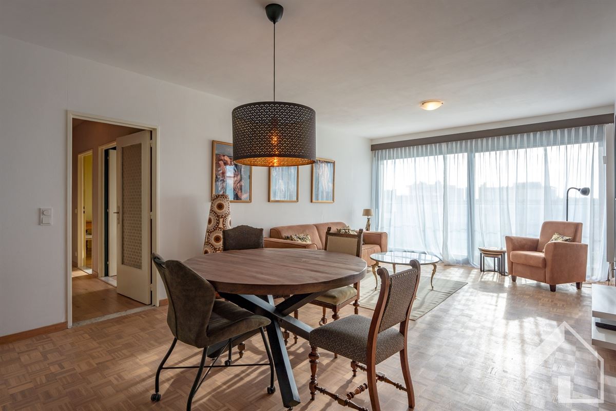 Gerenoveerd appartement met 2 slaapkamers, autostaanplaats en een terras met ruim zicht