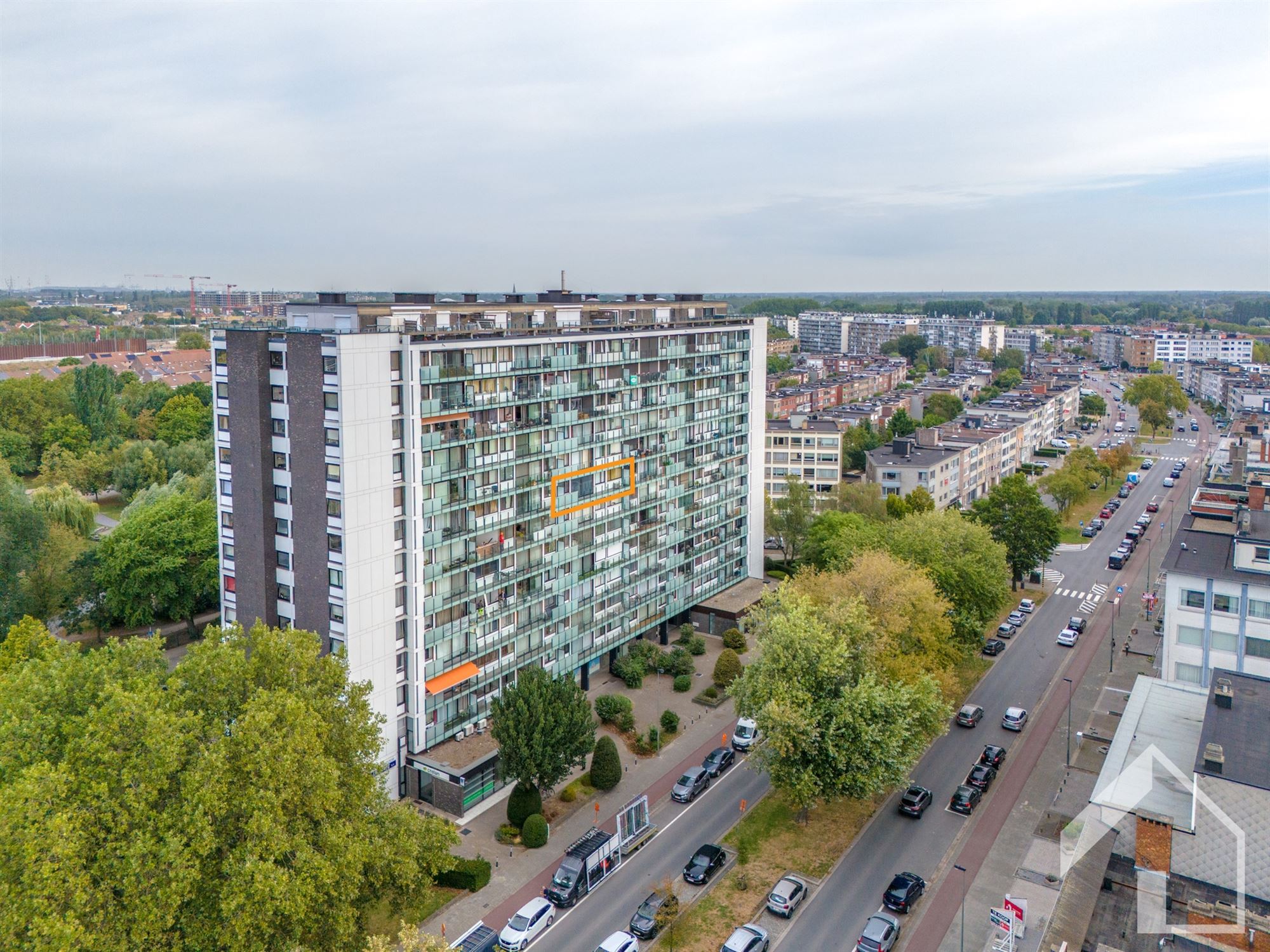 Gerenoveerd appartement met 2 slaapkamers, autostaanplaats en een terras met ruim zicht