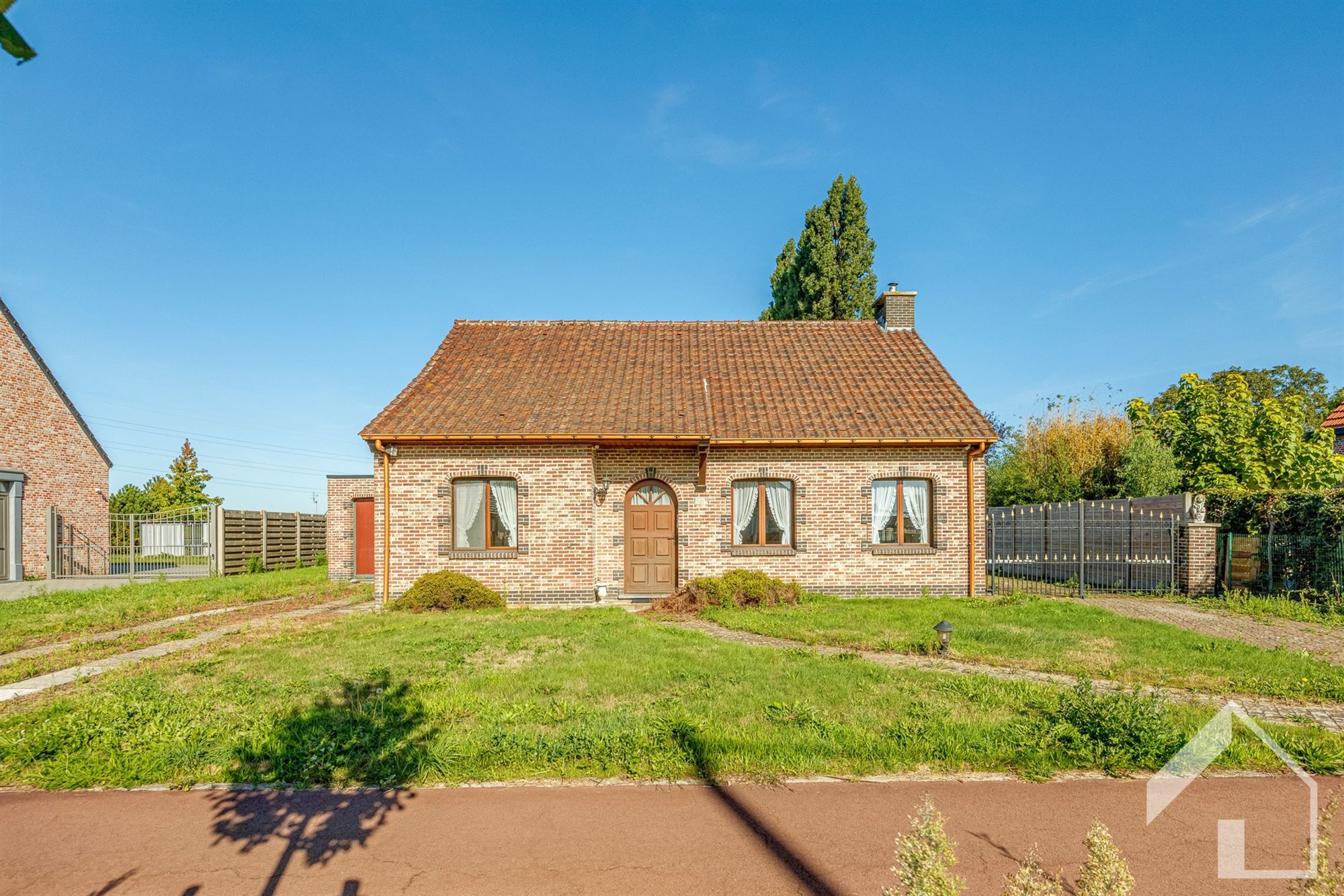 Te renoveren landhuis + achterliggend weiland