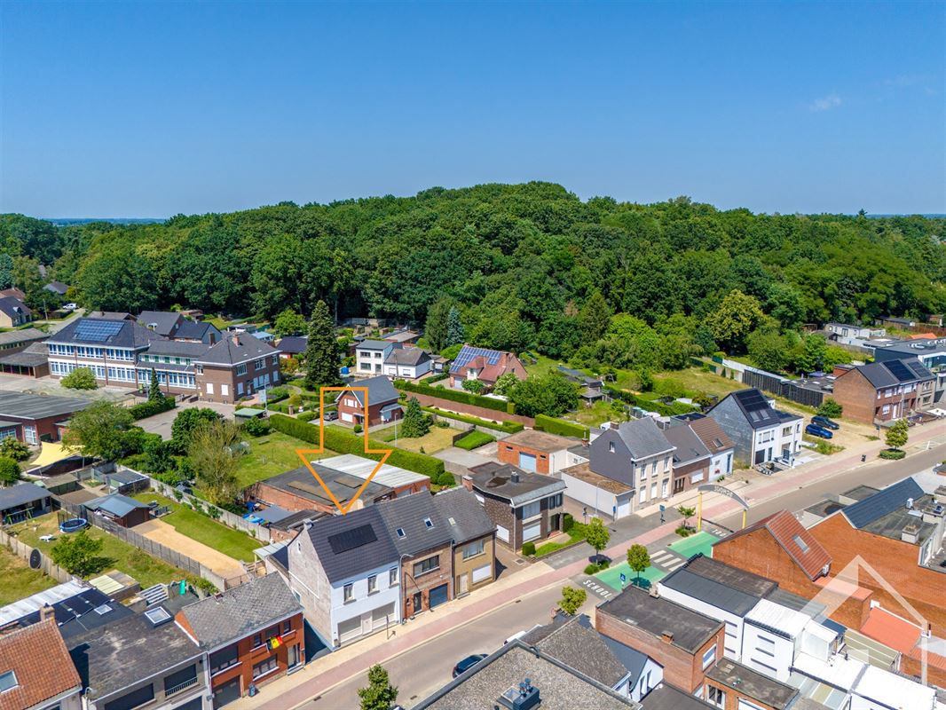 Halfopen bebouwing met grote tuin