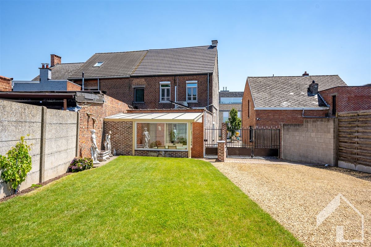 Halfopen bebouwing met grote tuin