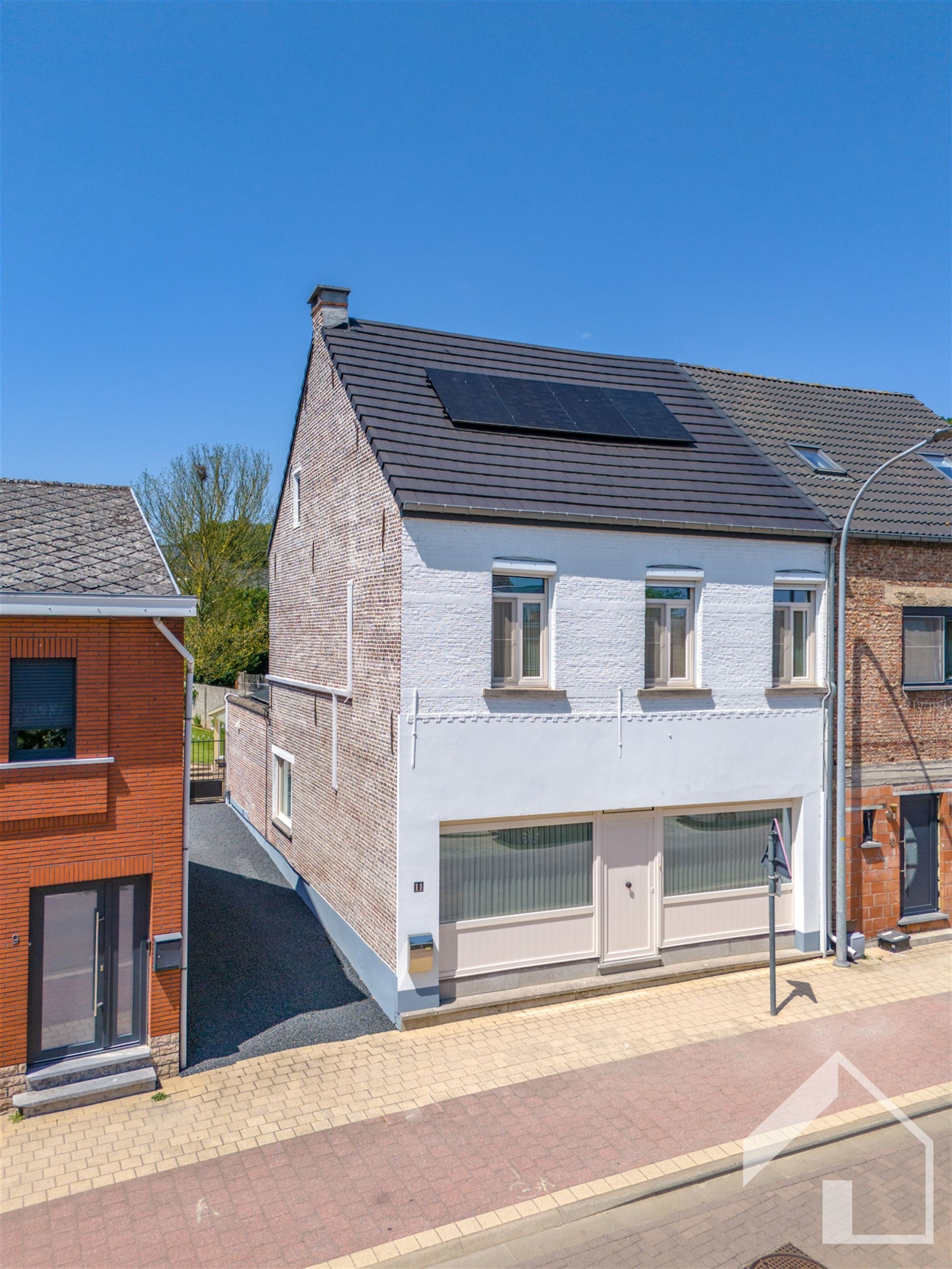 Halfopen bebouwing met grote tuin